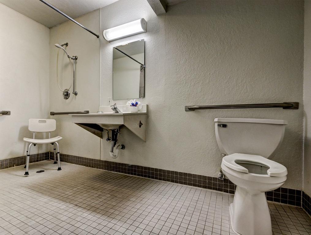 Queen Room Disability Access Roll Shower,173870097:JPEG