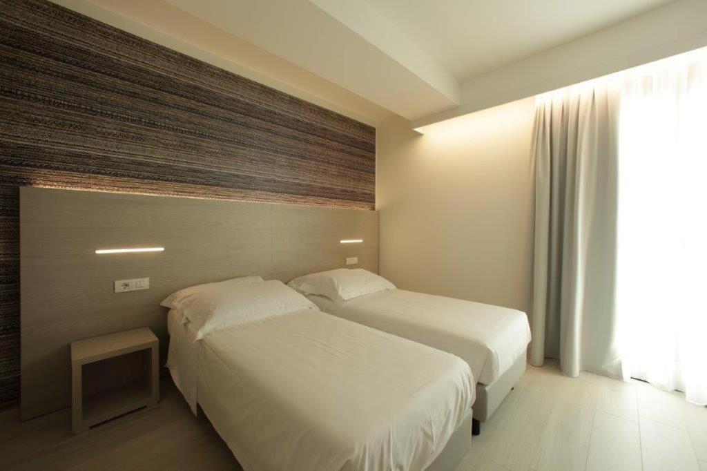 Doppel- oder Zweibettzimmer mit eingeschränktem Seeblick.