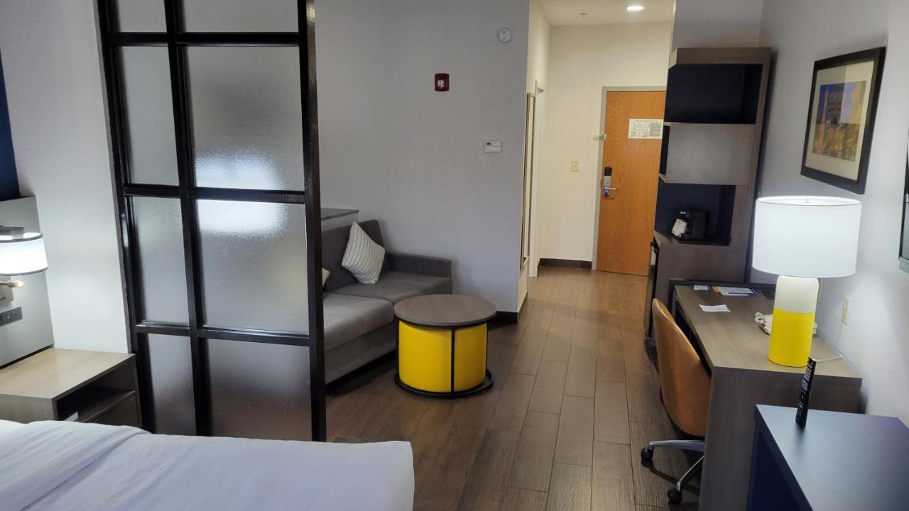Executive Queen Suite - Non-Smoking