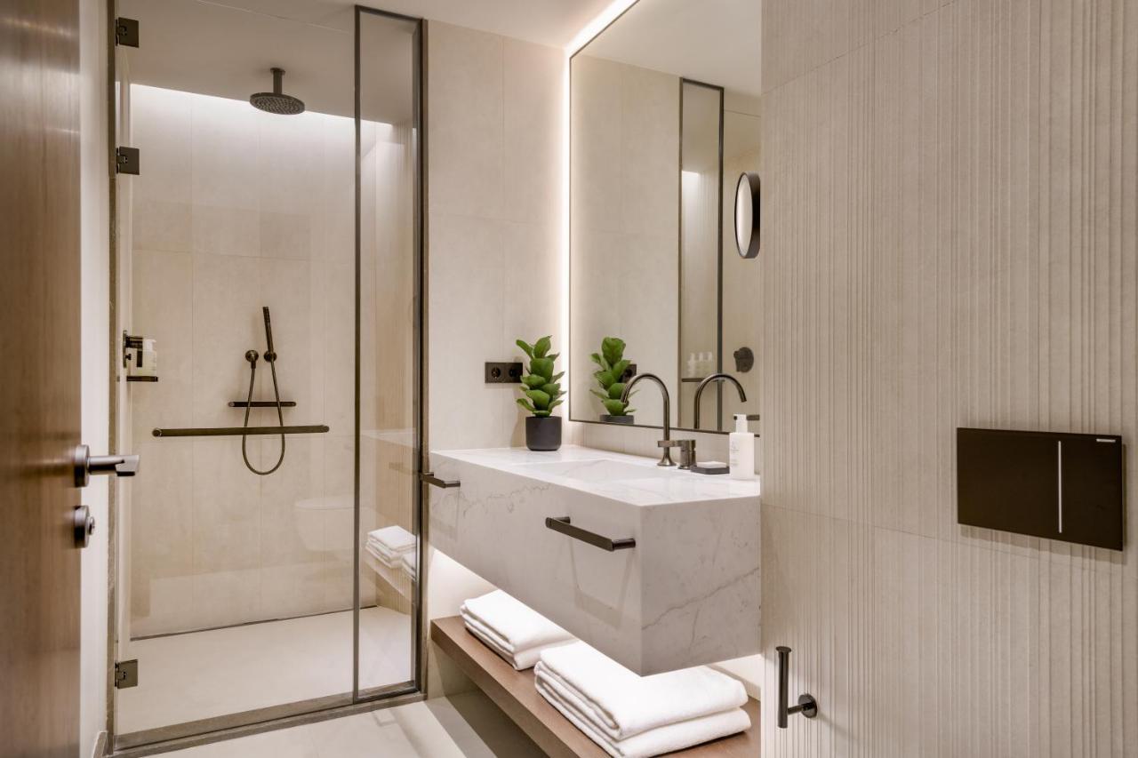 Premium Deluxe Corner King Room City View