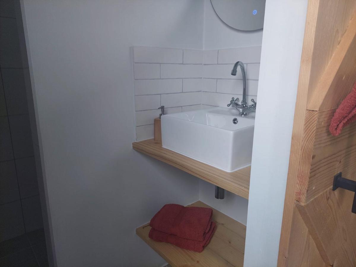 Tweepersoonskamer met 2 Aparte Bedden en Douche
