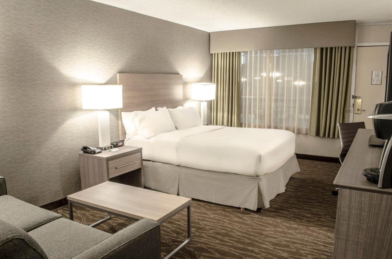 Standard Queen Room with Pool View - Mid Floor