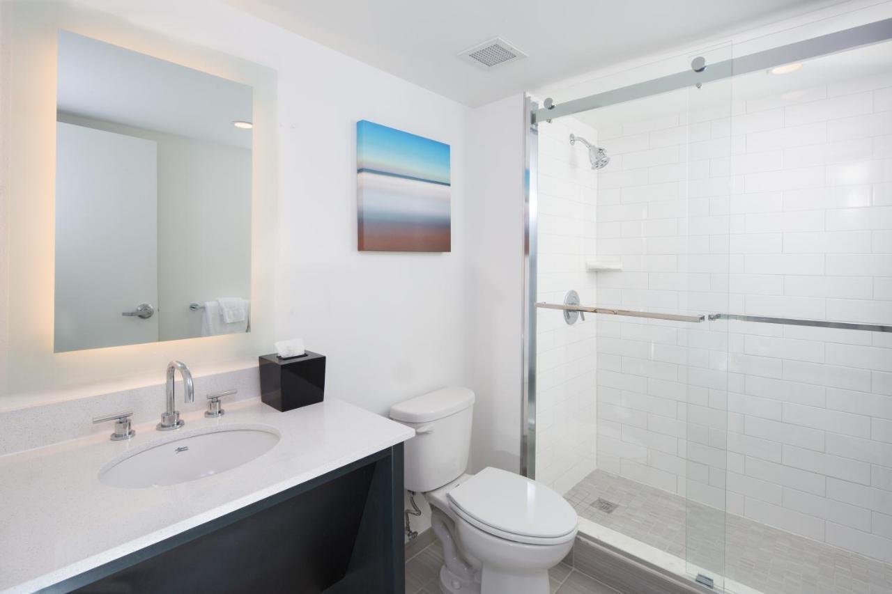 Grand King Room with Ocean View - Non-Smoking