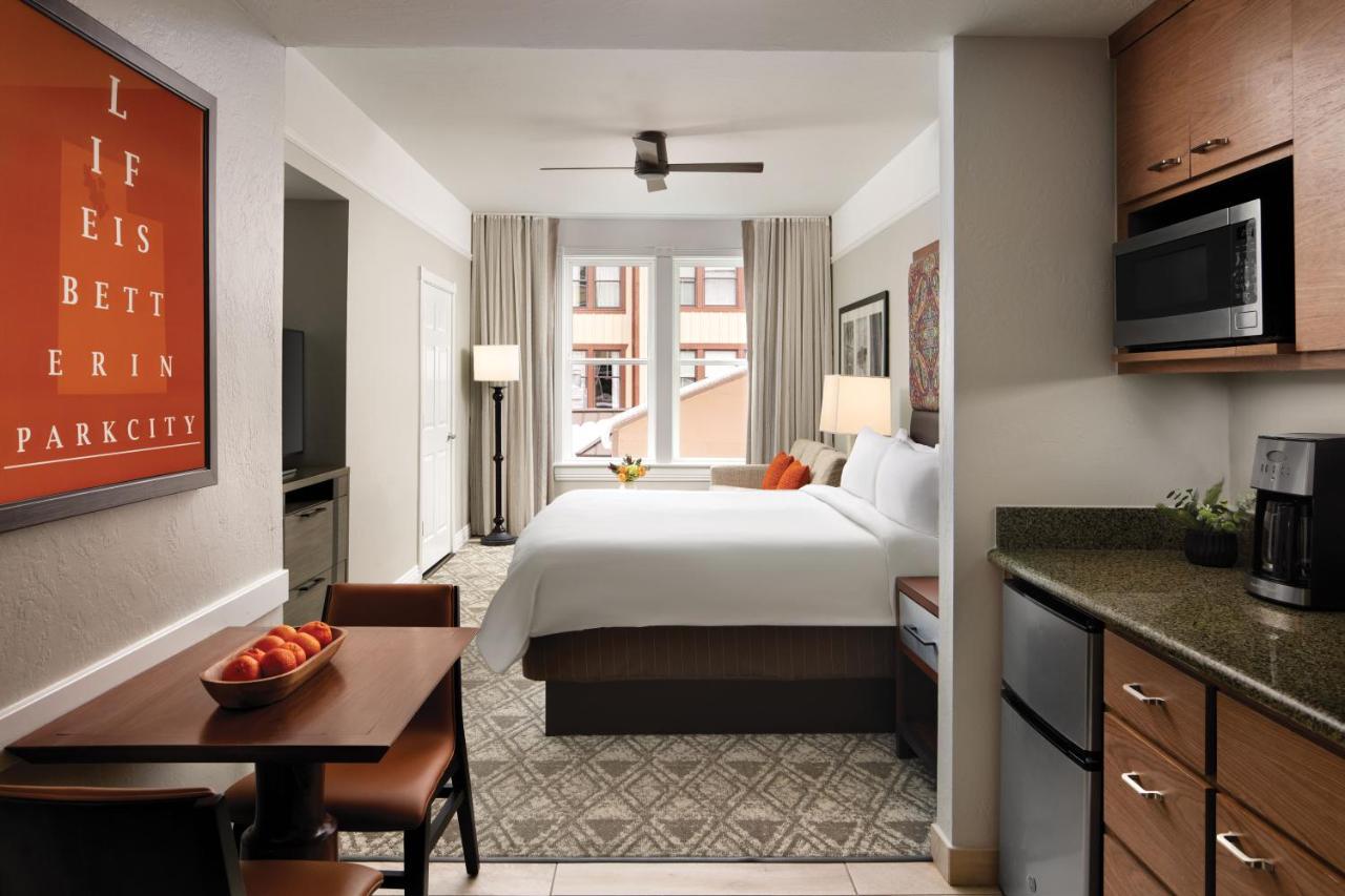 Habitación con cama extragrande y sofá cama