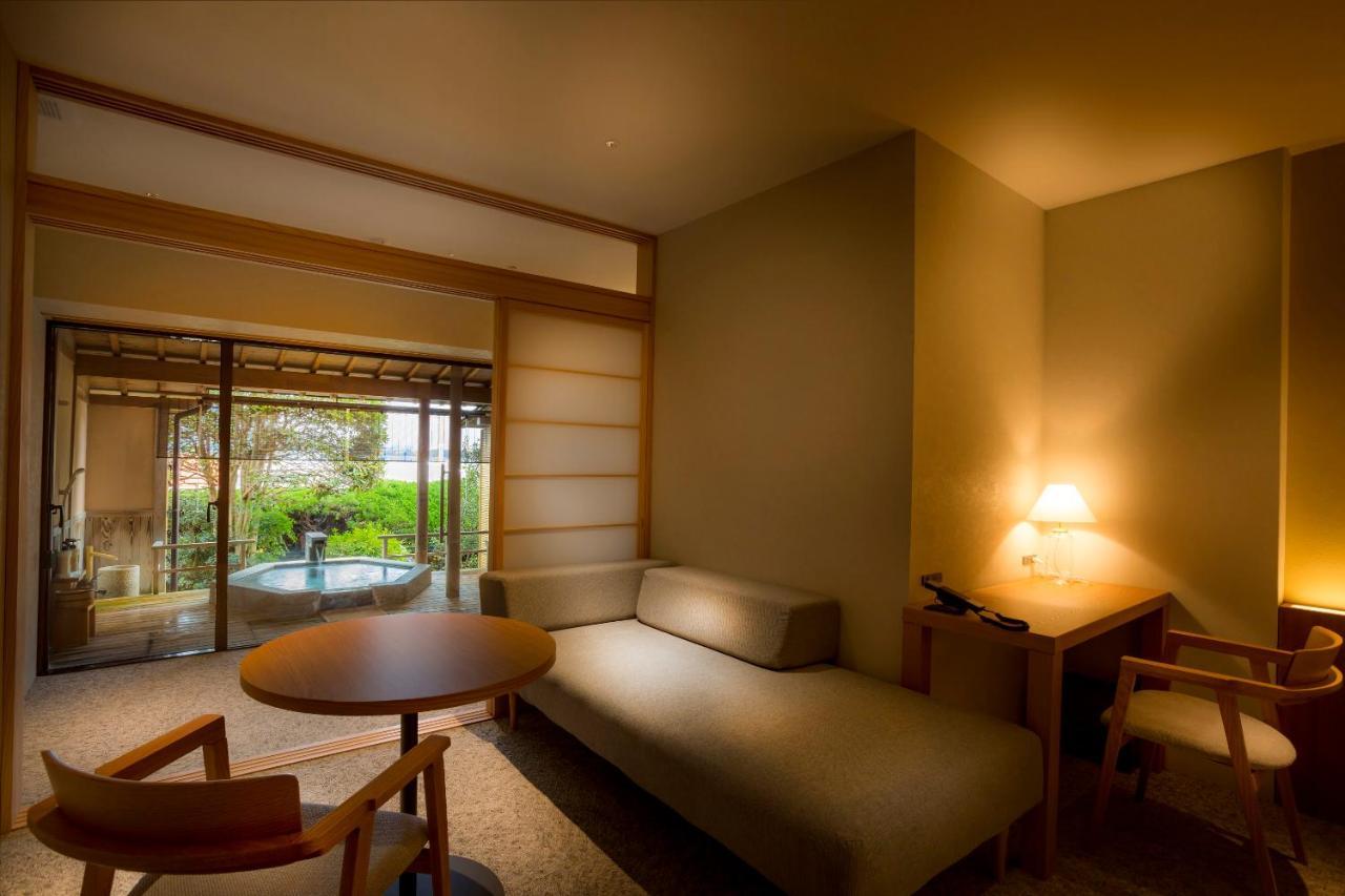 Twin Room Private External Bathroom