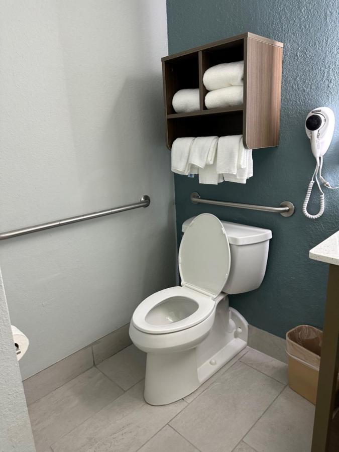 King Room with Roll-in Shower - Mobility Access/Non-Smoking