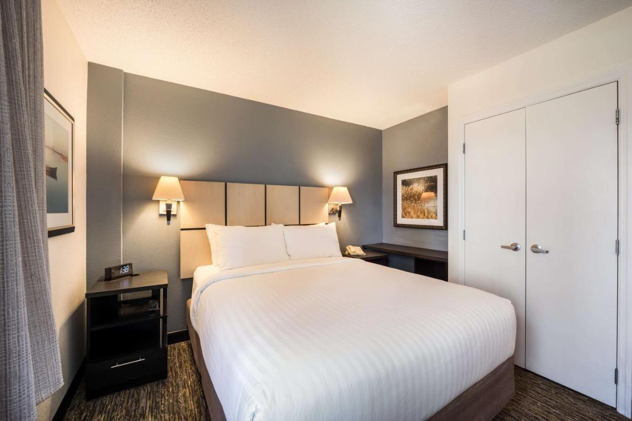 One-Bedroom Queen Suite