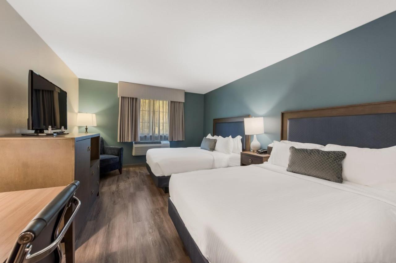 Queen Room with Two Queen Beds - Non-Smoking
