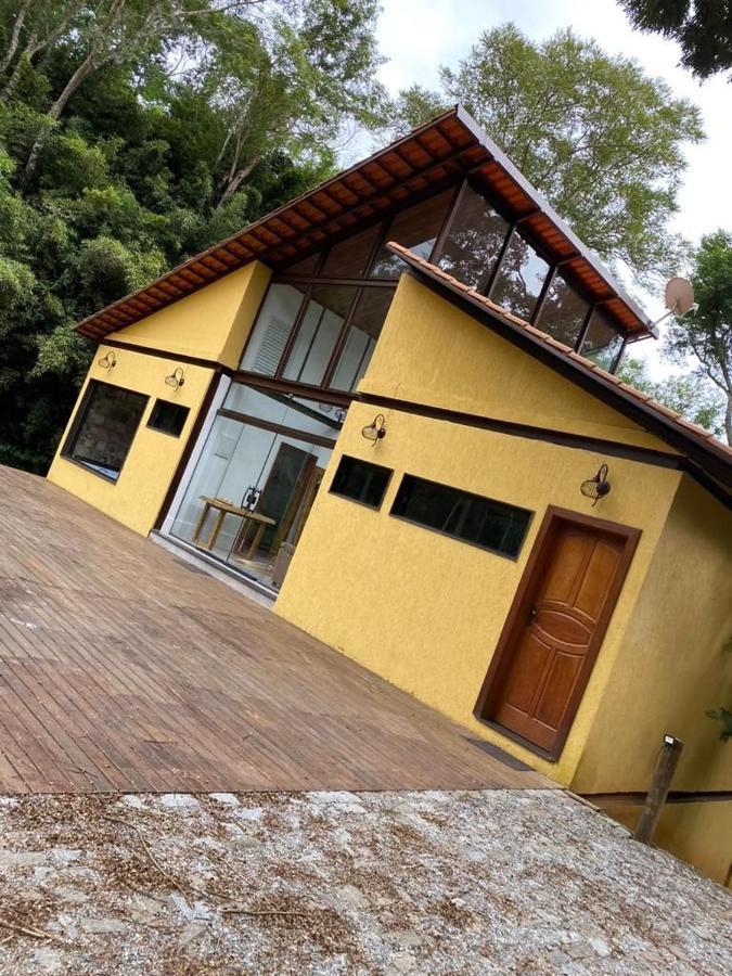 Quarto com Cama King-size e Vista do Lago