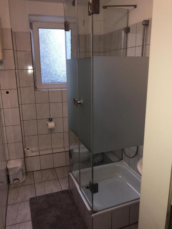 Einzelzimmer mit Gemeinschaftsbad und WC.