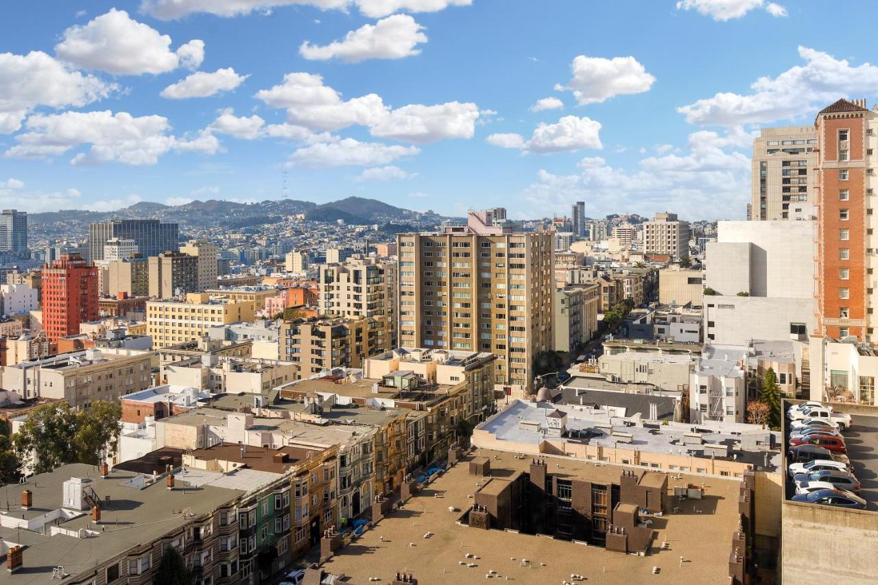 Quarto Clássico com Cama King-size e Vista da Cidade