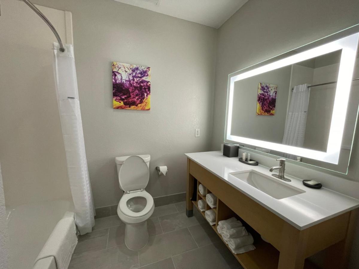 Efficiency King Room - Non-Smoking