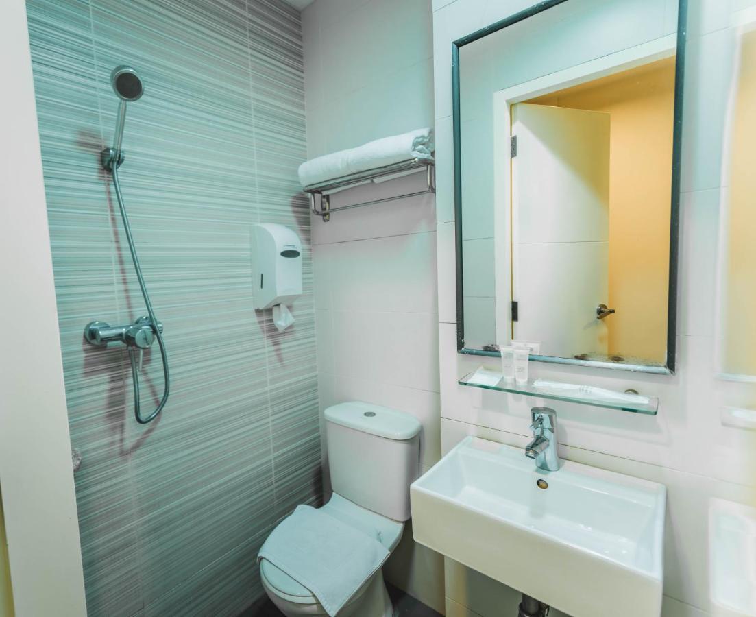 Standard Queen Room ( No Windows )