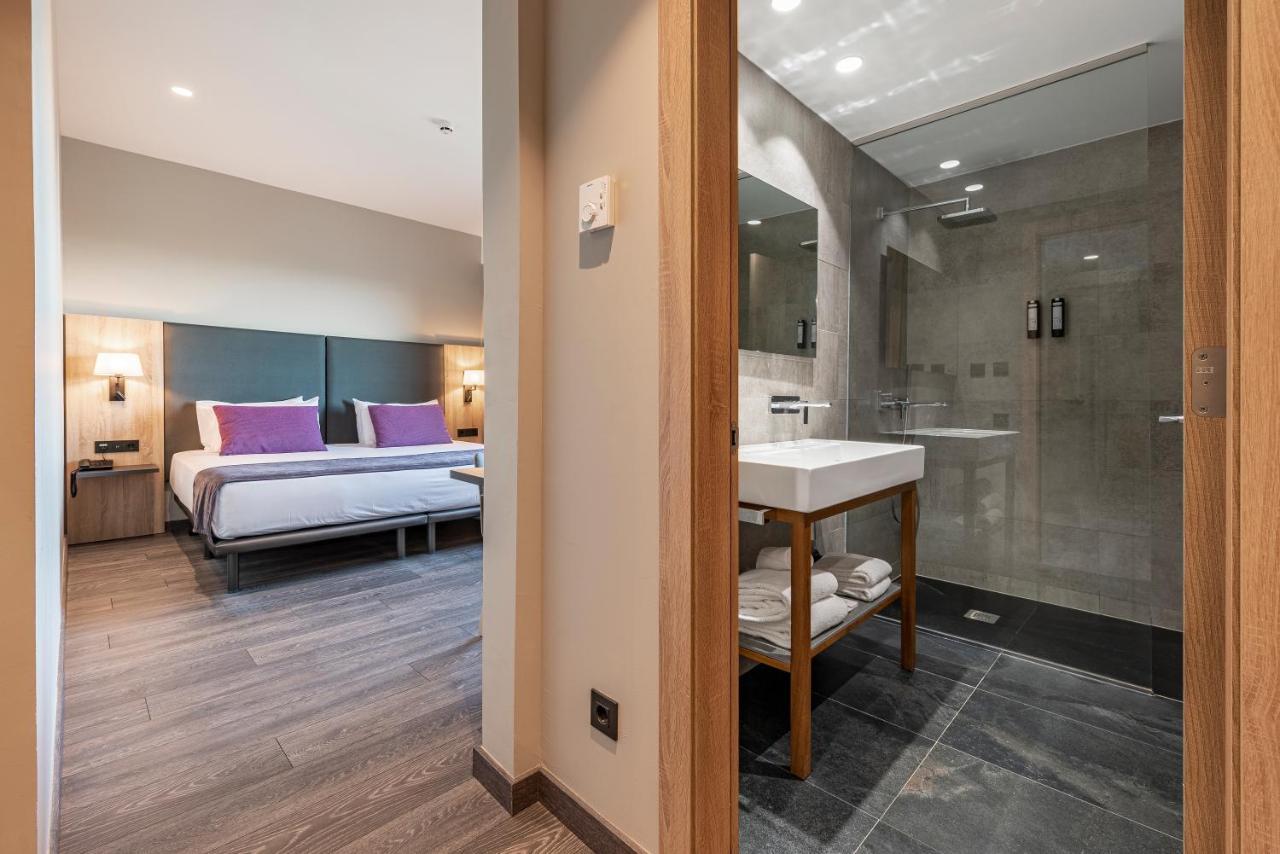 Double Room with City View and Window