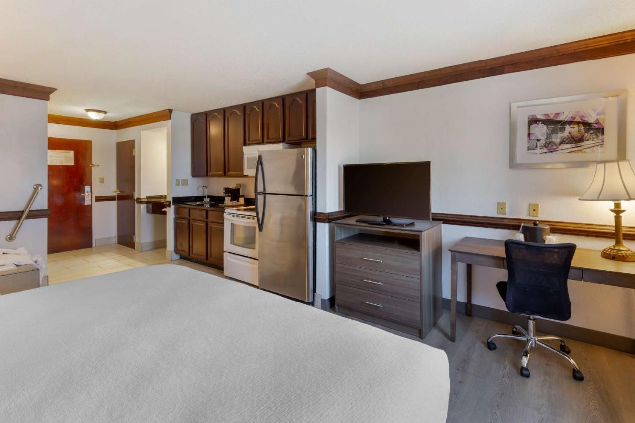 King Suite with Whirlpool - Non-Smoking