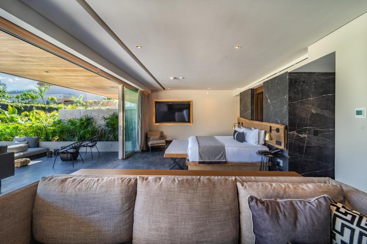 Master Suite Swim Out Tropical View