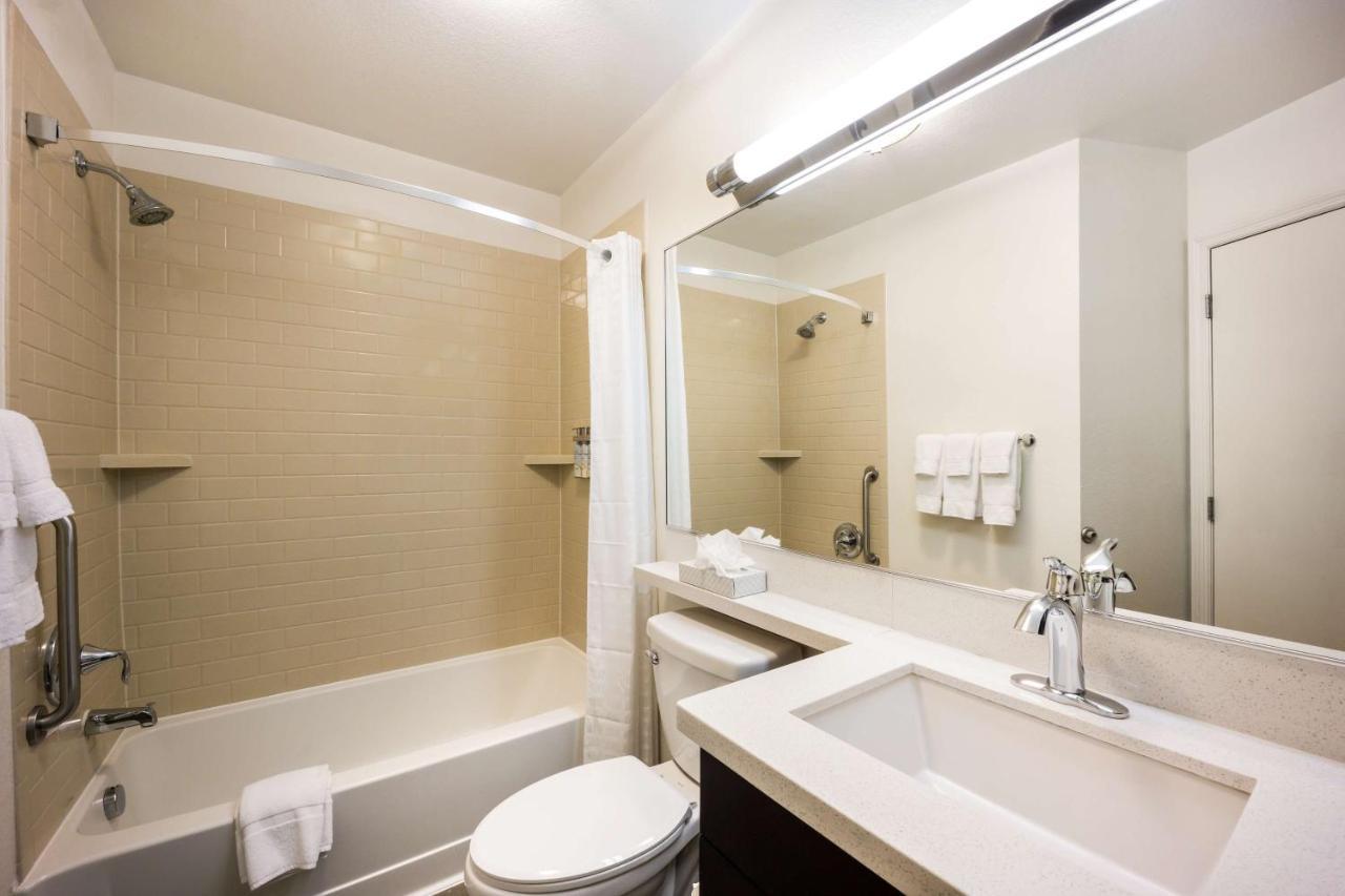 One-Bedroom Queen Suite