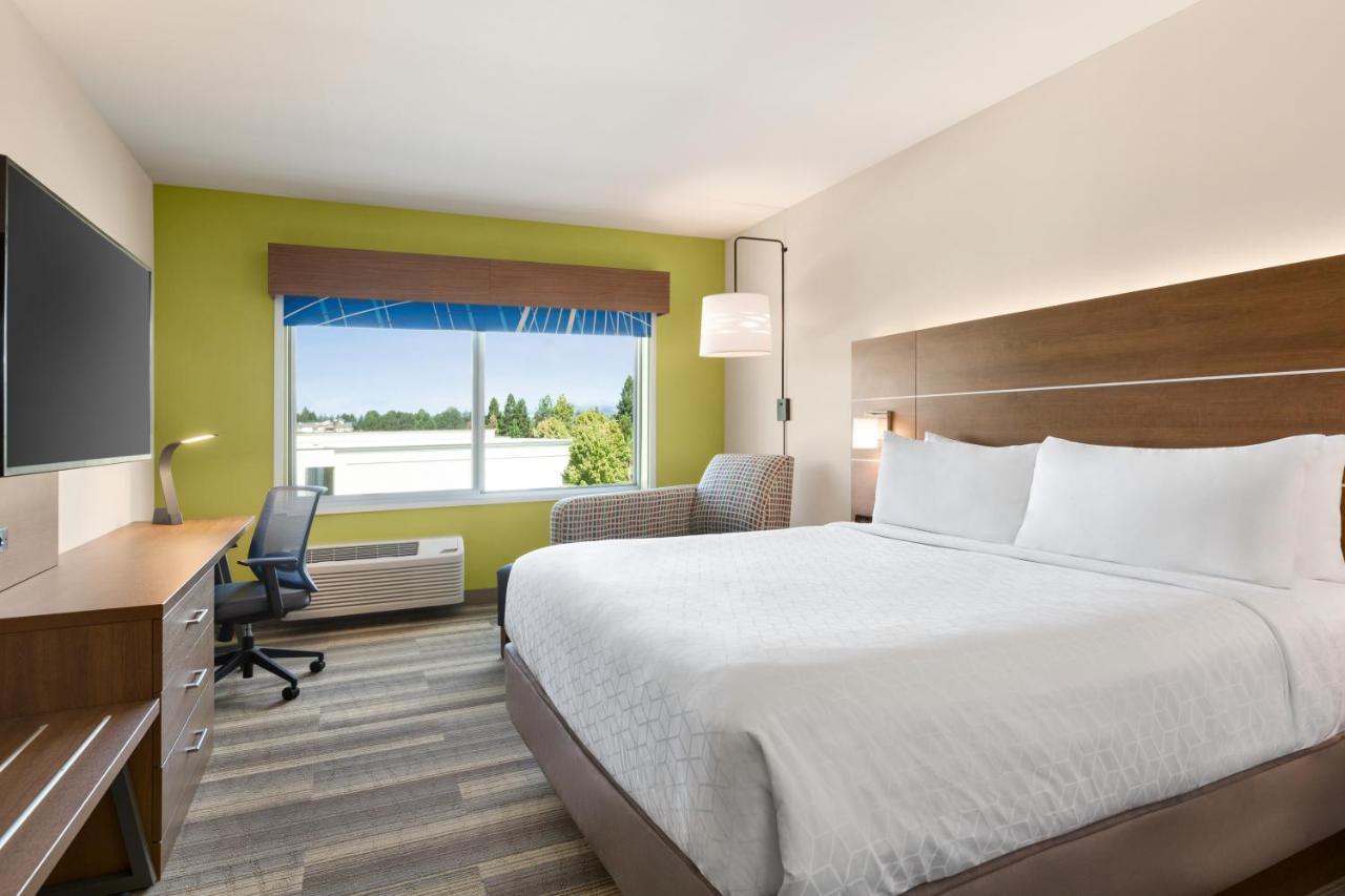 Standard King Room with Mobility Accessible Roll-In Shower