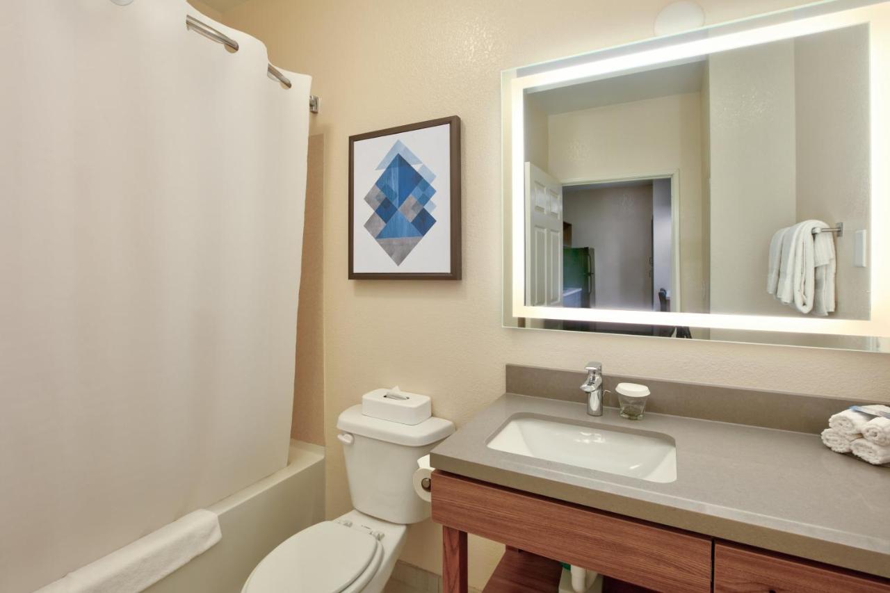 One Queen Bedroom Balcony Suite Non-Smoking