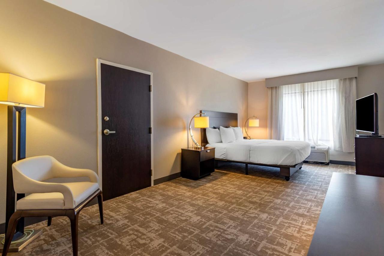 King Room with Mobility Accessible Roll-In Shower