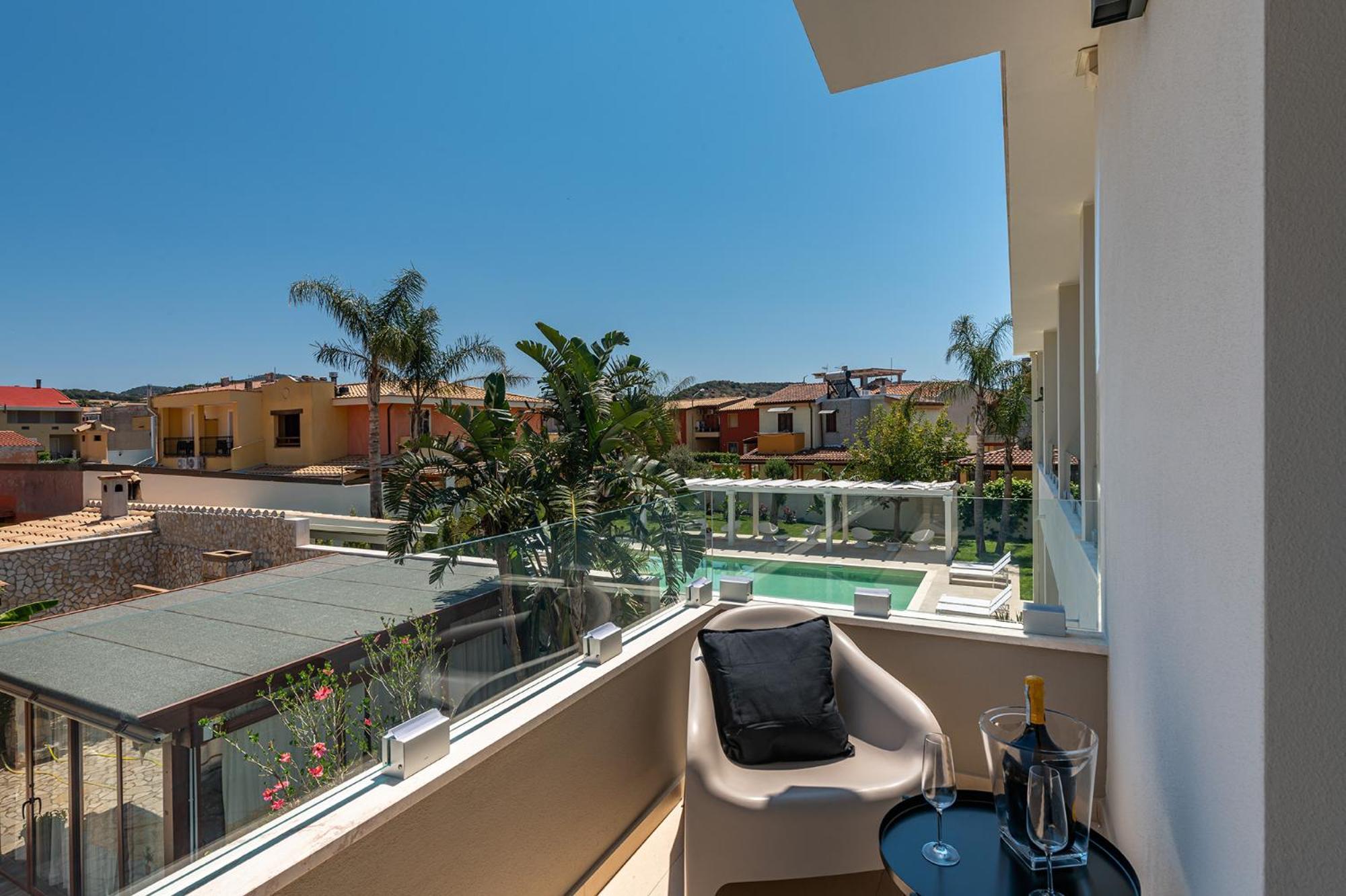 Dreibettzimmer mit Poolblick