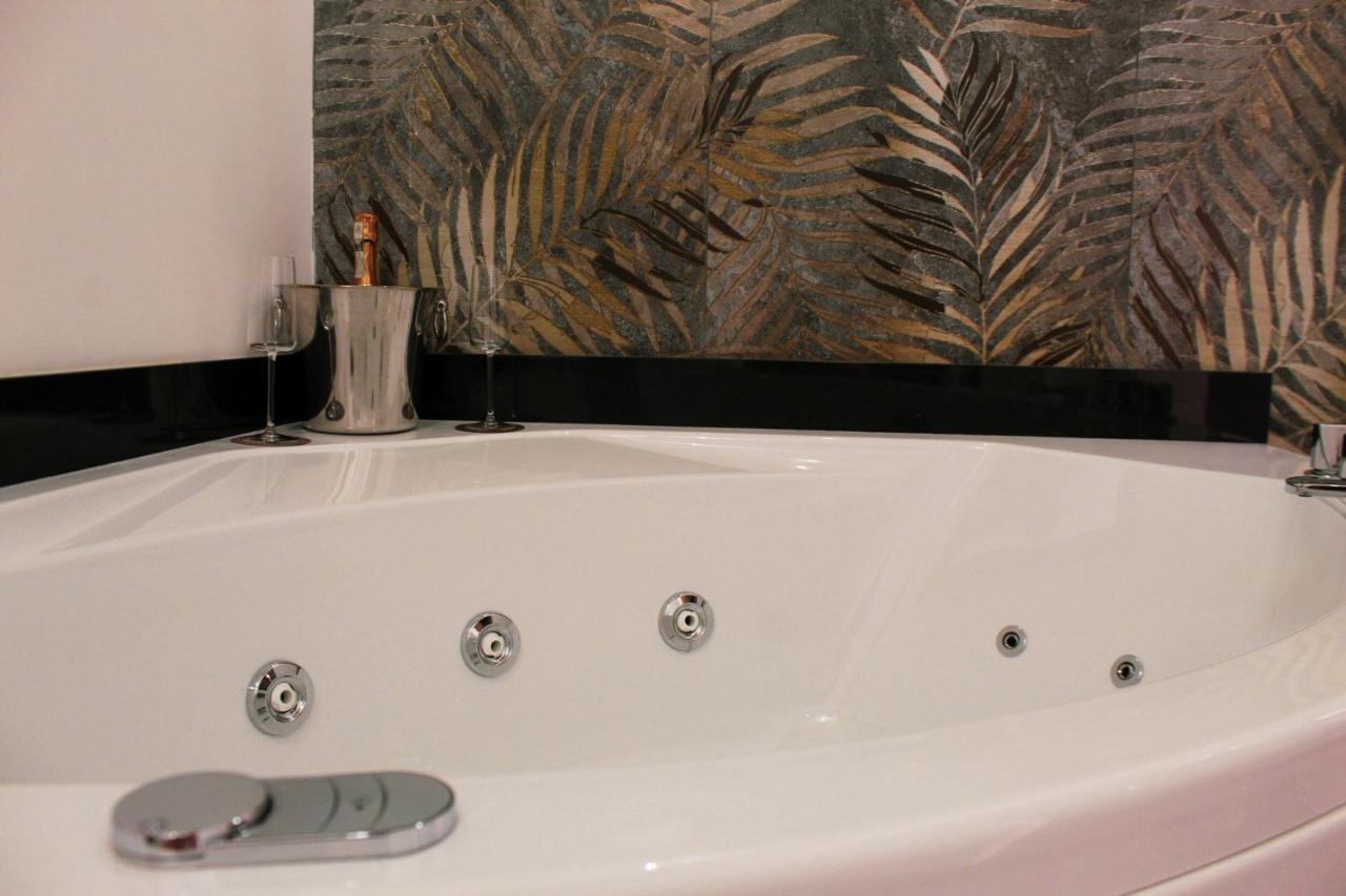 Habitación con cama extragrande y bañera de hidromasaje