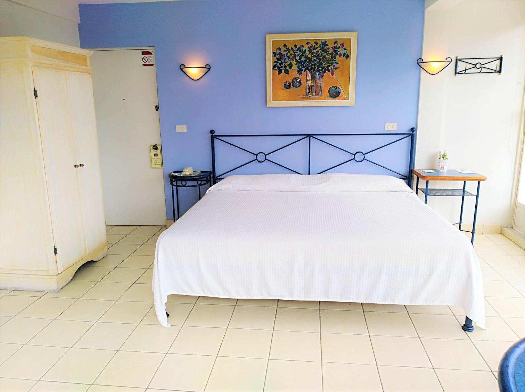 Habitación con cama extragrande.