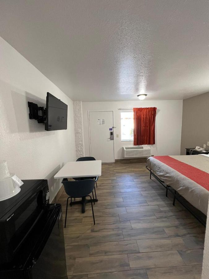 Deluxe King Room - Non-Smoking