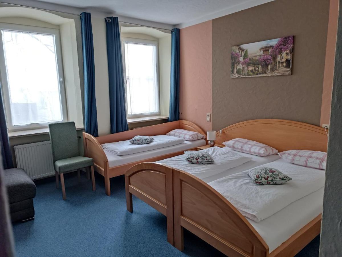 Vierbettzimmer mit Dusche