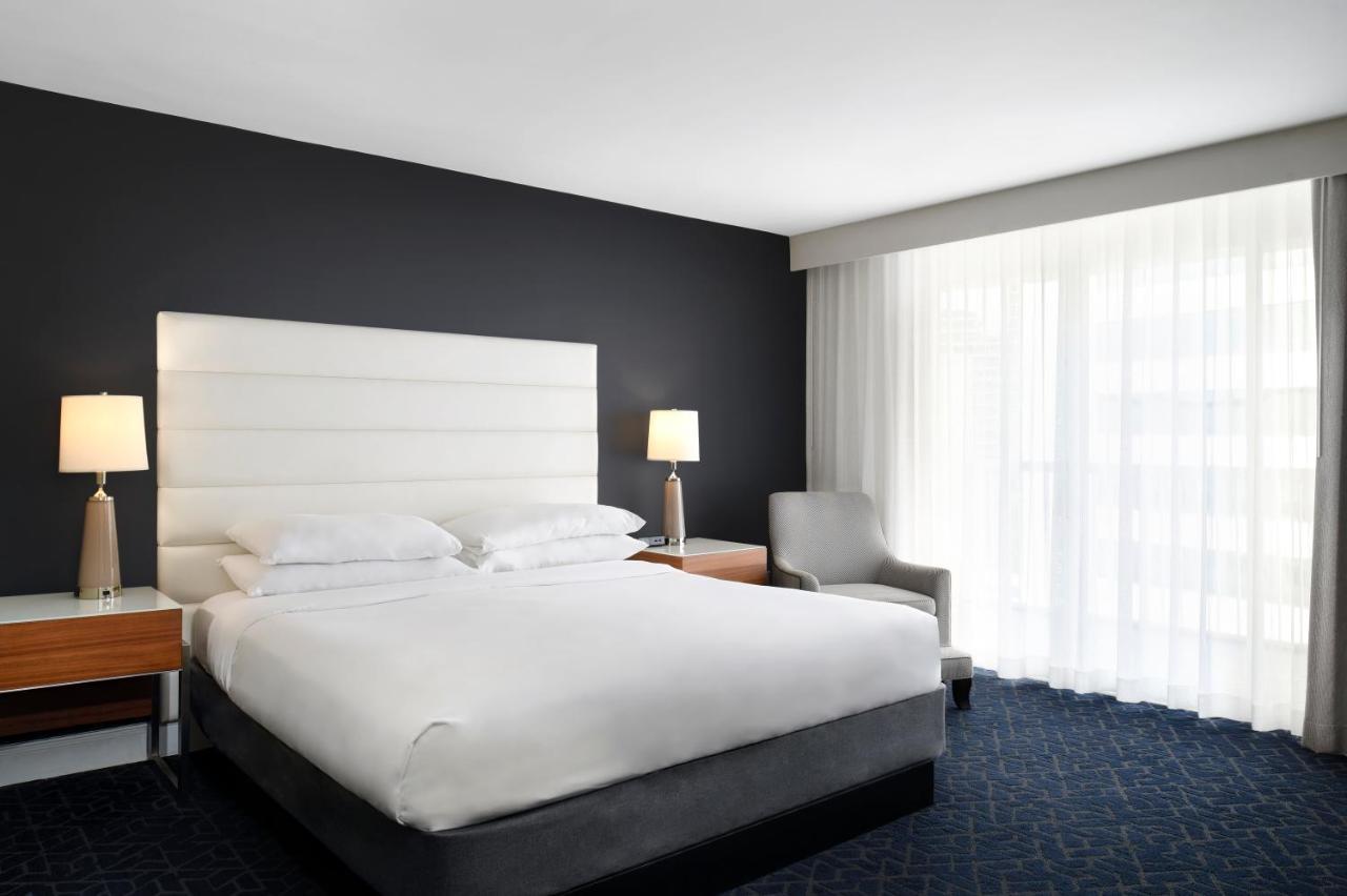 Habitación esquinera con cama extragrande y bañera - Adaptada para personas con movilidad reducida