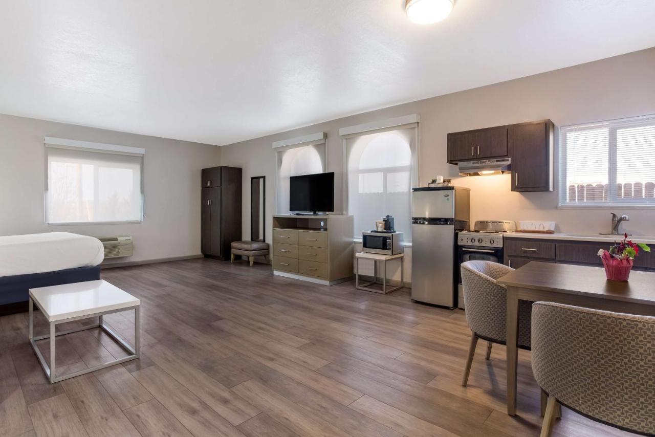 King Room with Kitchen - Non-Smoking