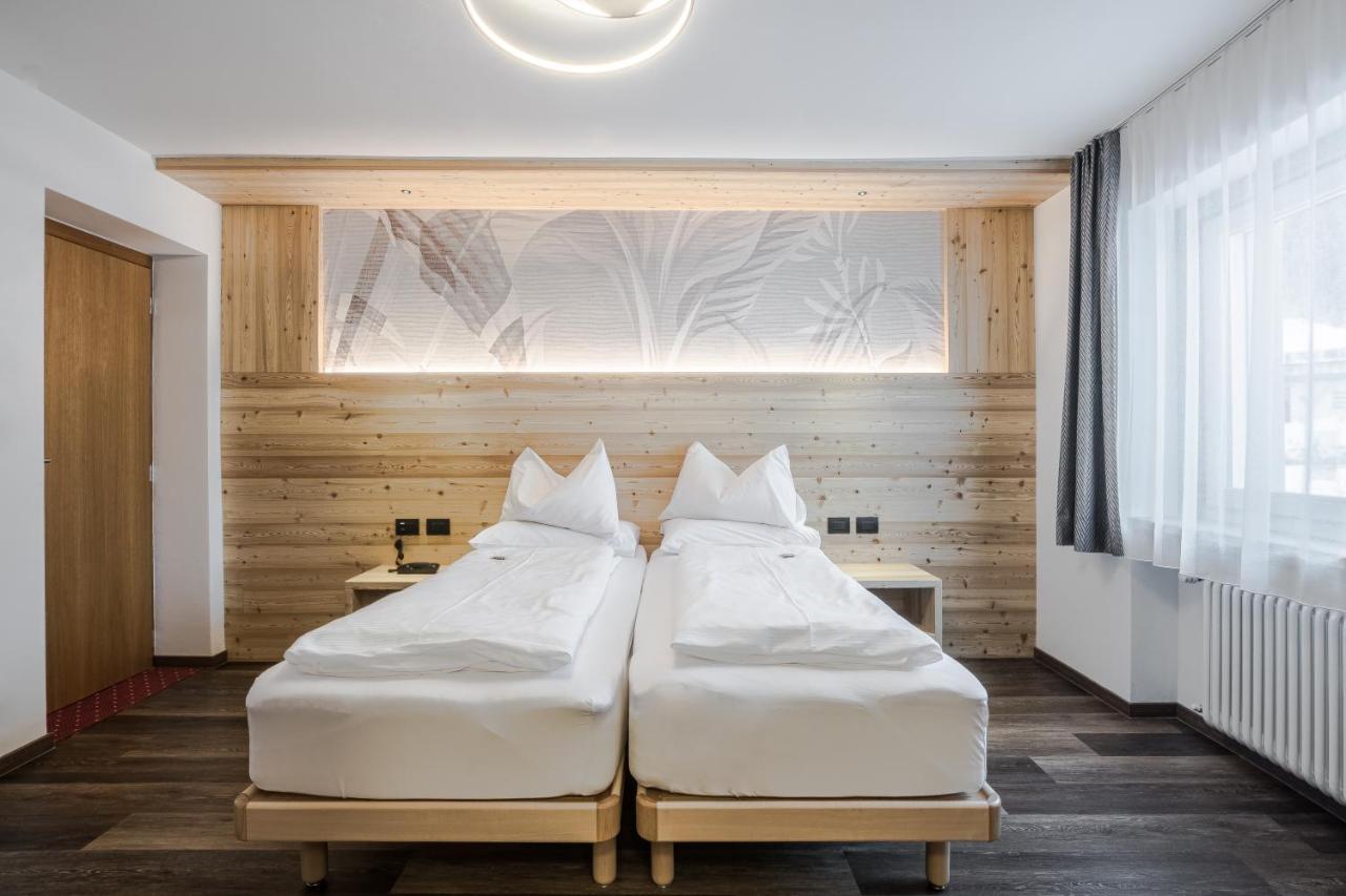 Double or Twin Room with Mountain View