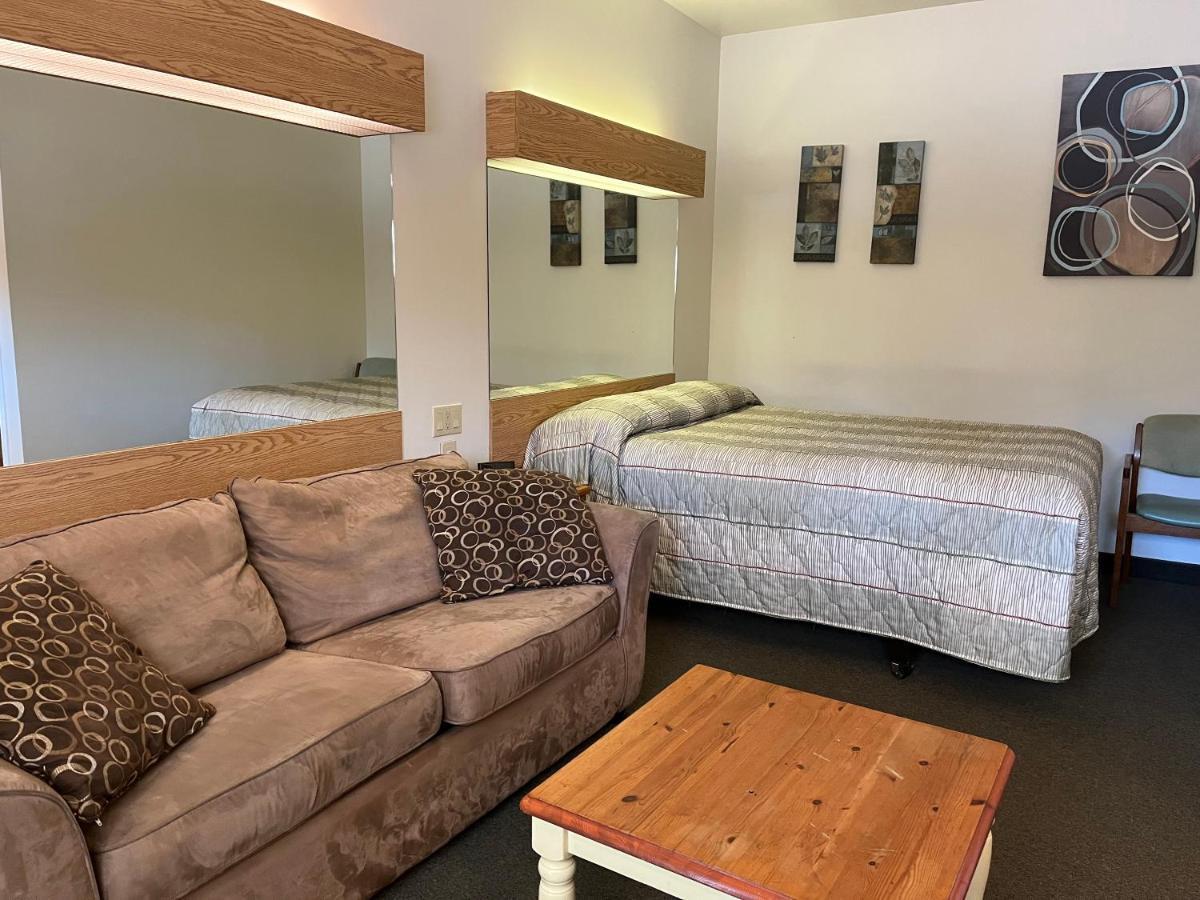 Deluxe Queen Suite