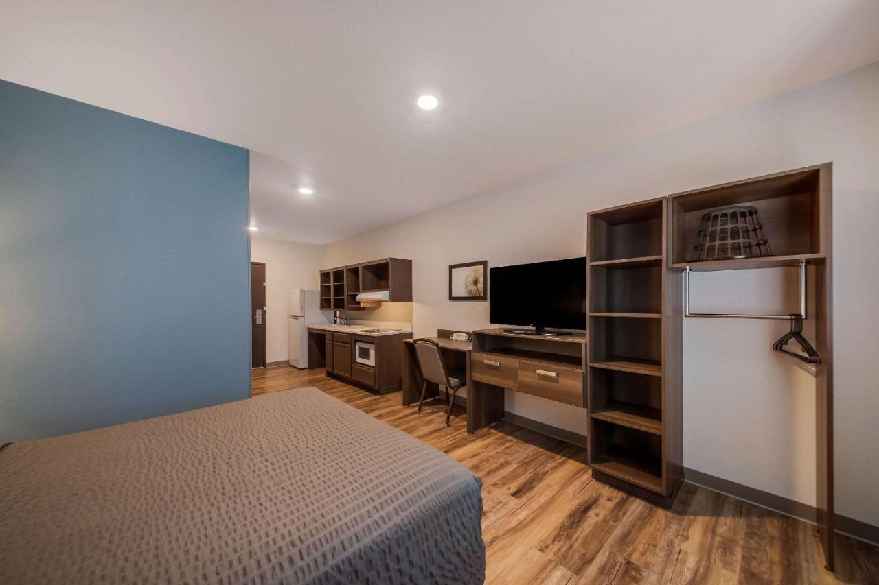 Queen Room with Tub and Sofa - Accessible/Non Smoking