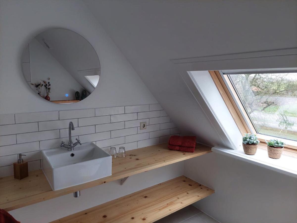 Tweepersoonskamer met 2 Aparte Bedden en Eigen Badkamer