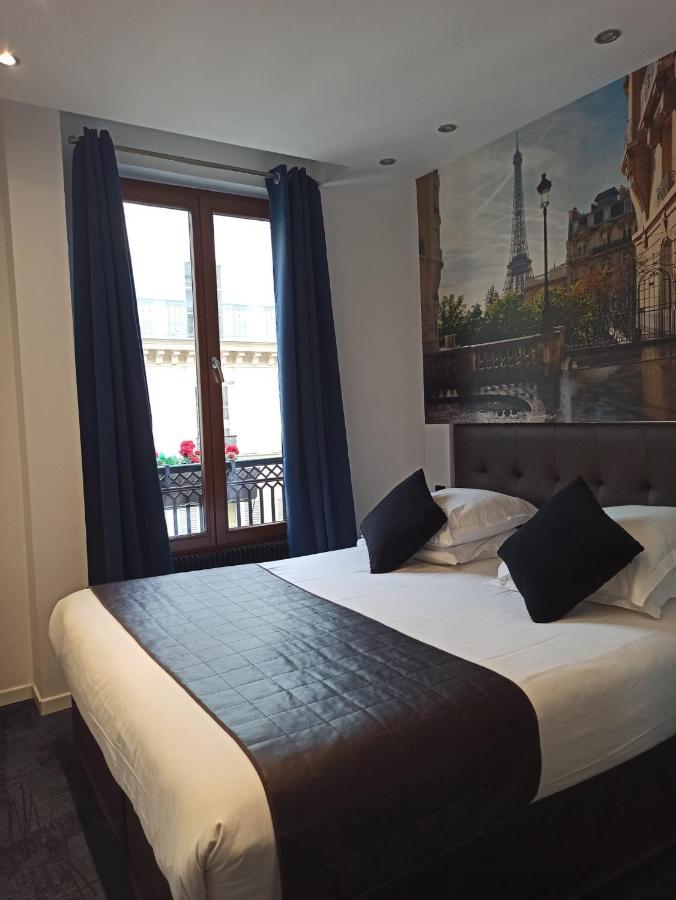 Superior double or twin street view or courtyard