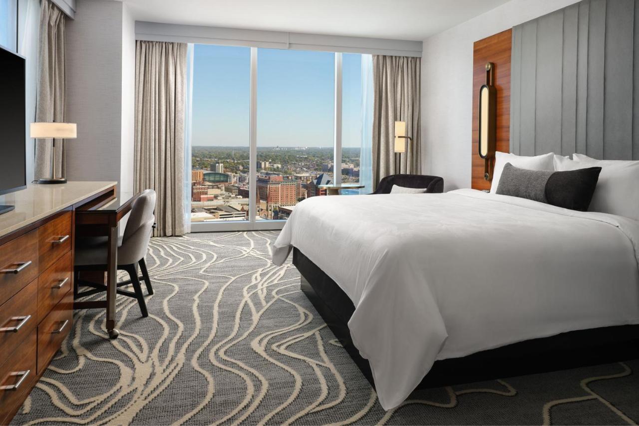 King Room with Tub - Executive Lounge Access/High floor/Mobility/Hearing Accessible