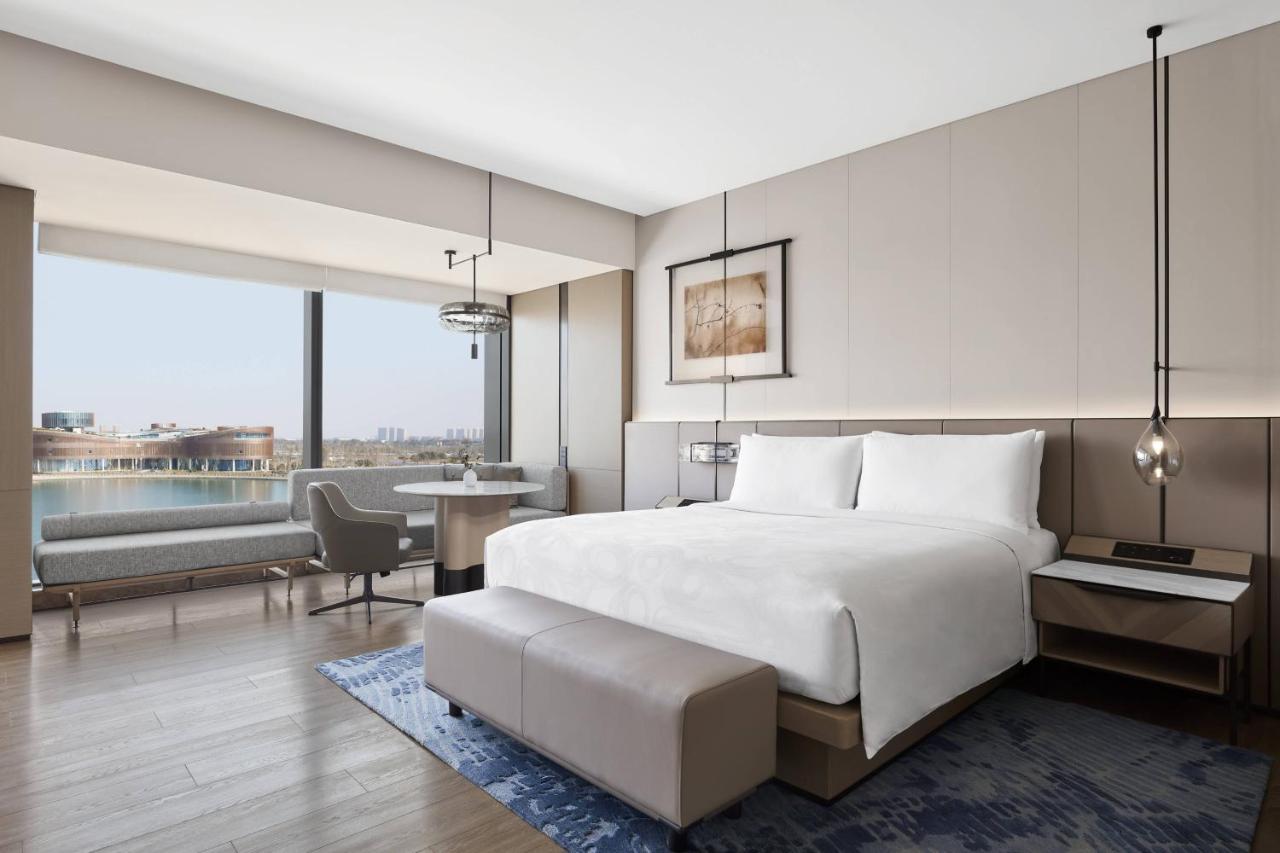 Executive Lake view Executive lounge access Guest Room 1 King