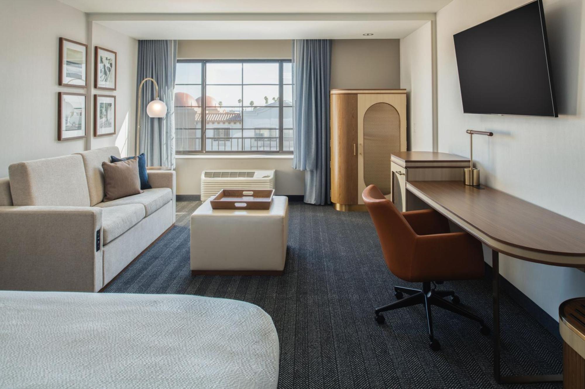 Habitación Doble Estándar con cama grande y sofá cama
