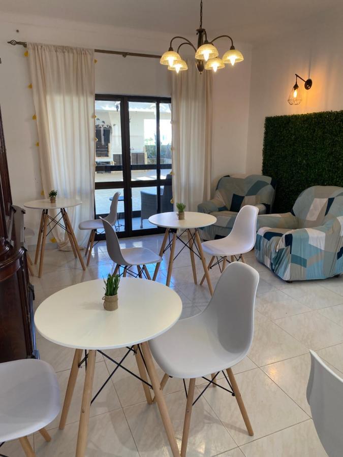 Quarto com 2 Camas de Solteiro e Banheiro Compartilhado