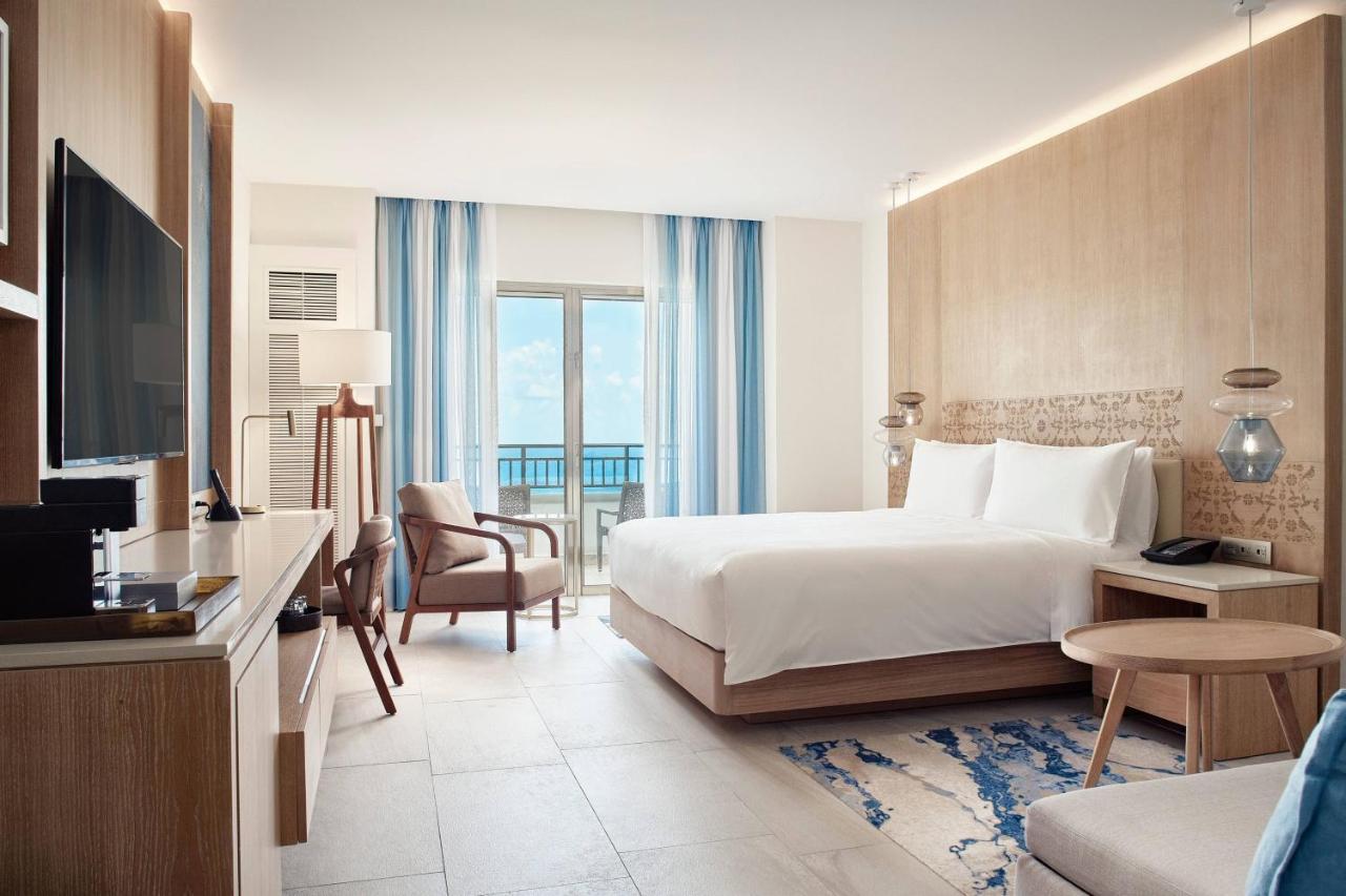 Habitación Deluxe con cama extragrande y balcón con vistas al mar