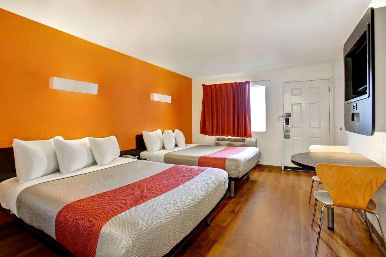 Deluxe Queen Room - Non-Smoking