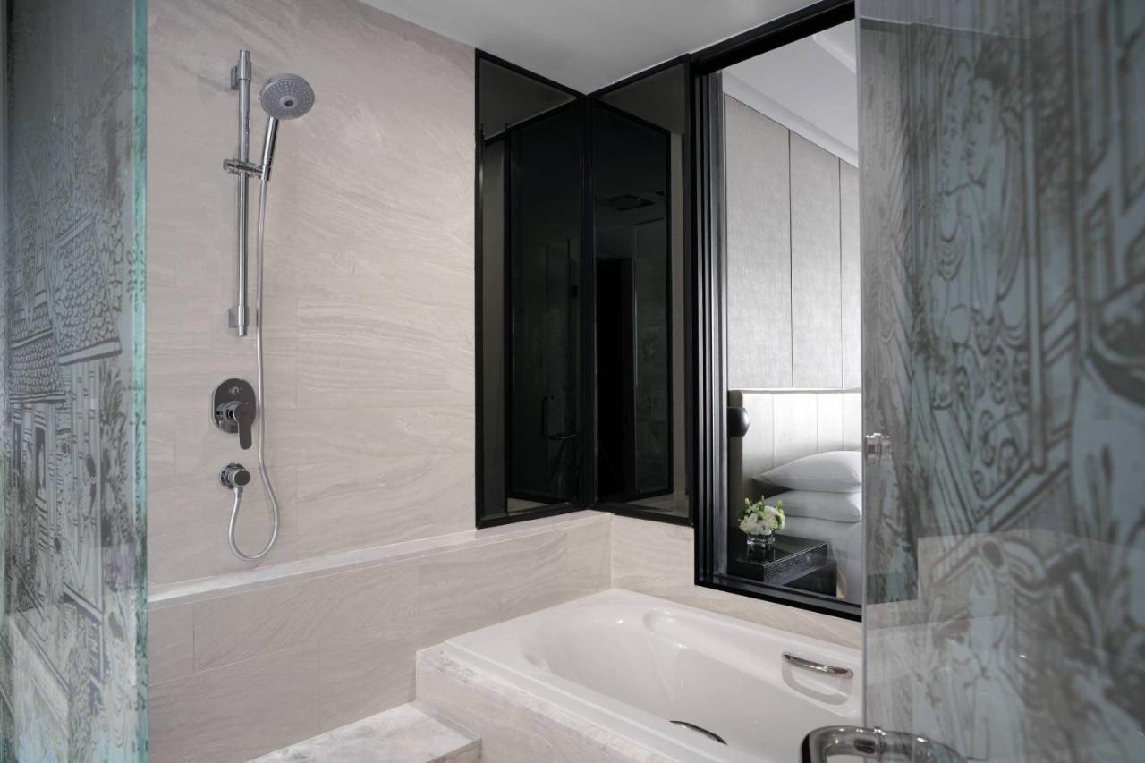 Deluxe Room, 1 King Bed,1349088251:JPEG