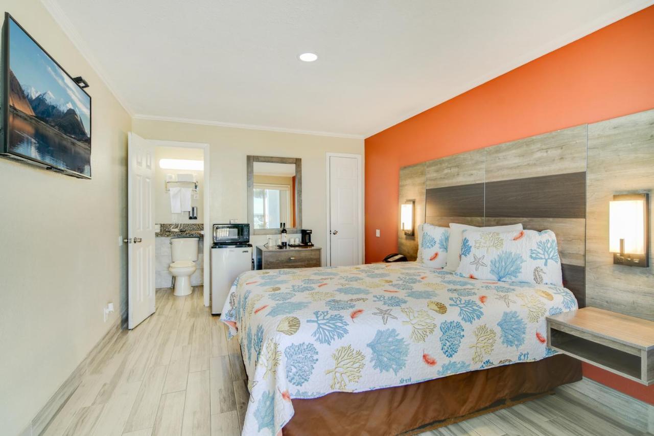 Habitación con cama grande y vistas al mar