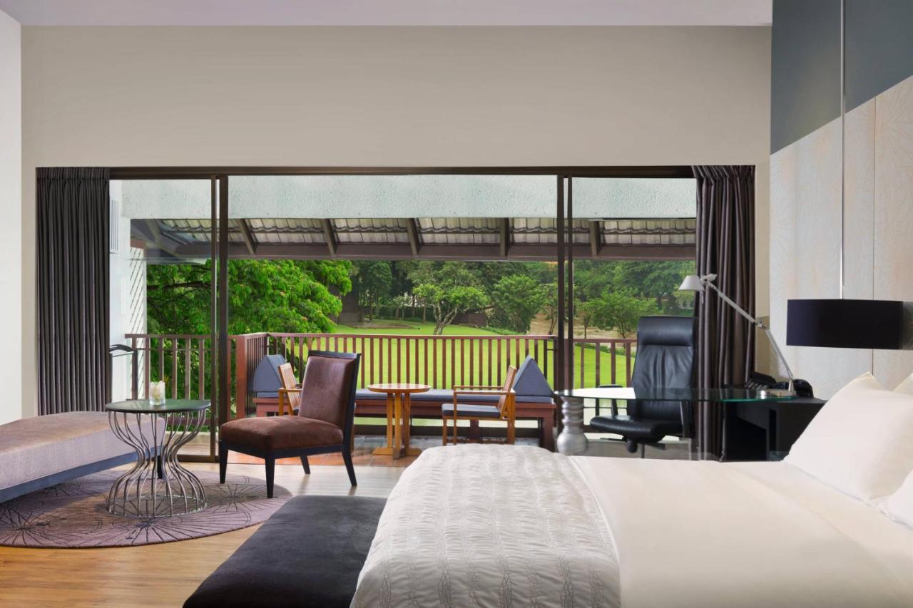 Grande Deluxe Pool View, Larger Guest room, 1 King, Balcony