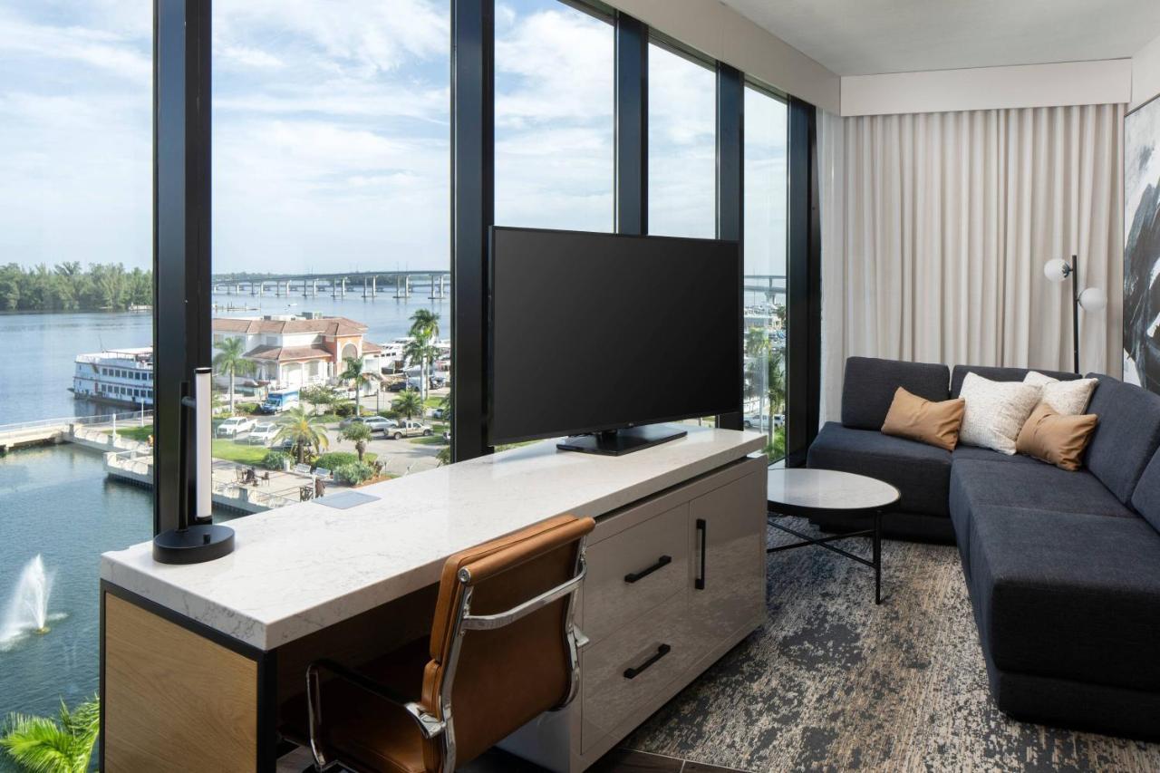 Balcony Suite and Wet Bar, 1 Bedroom 2 room Suite, 1 King