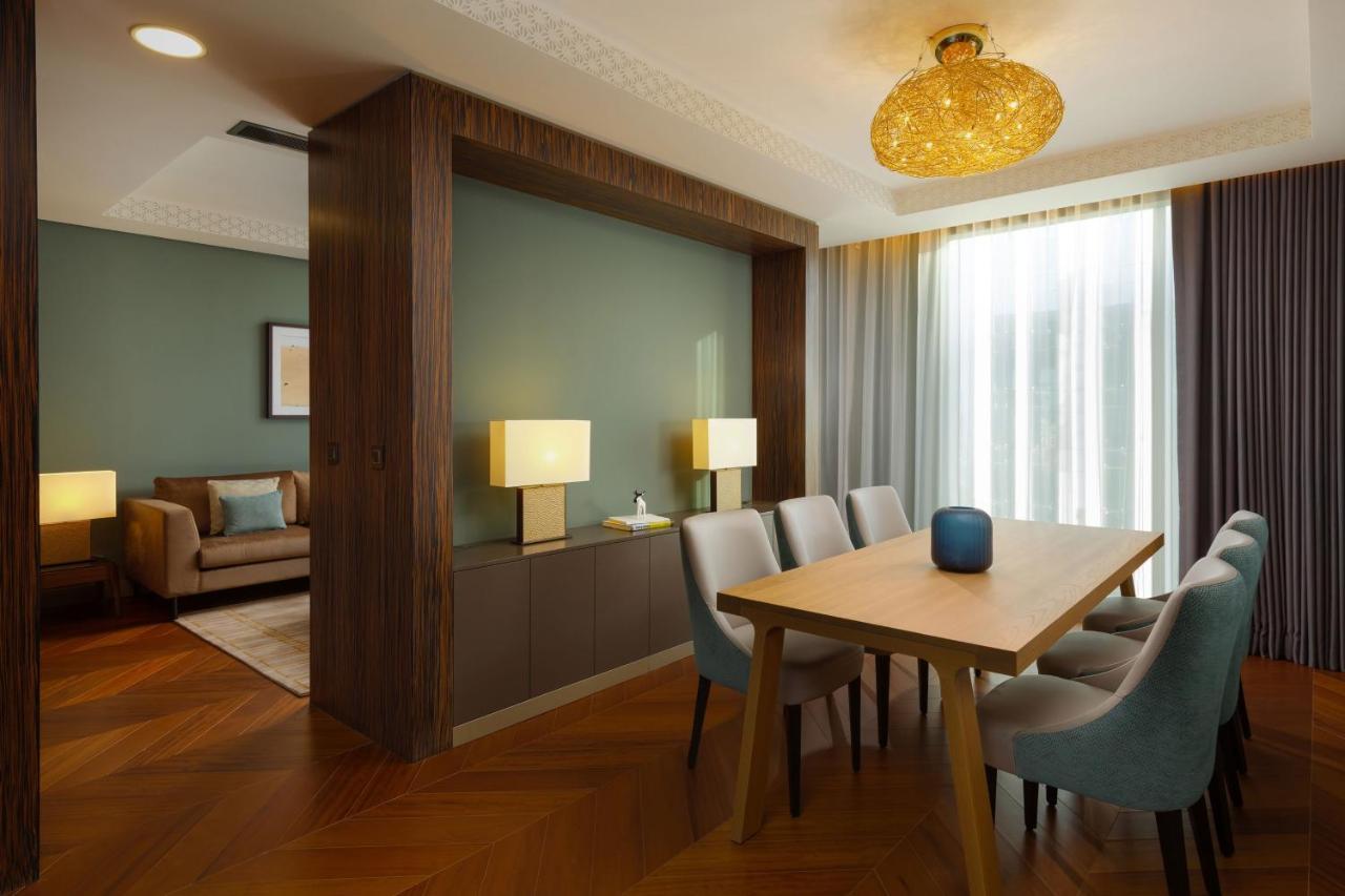 Premium King Suite with lounge access, Courtyard view