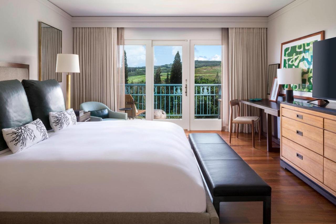 Deluxe King Room with Partial Ocean View and Roll-in Shower - Mobility Accessible