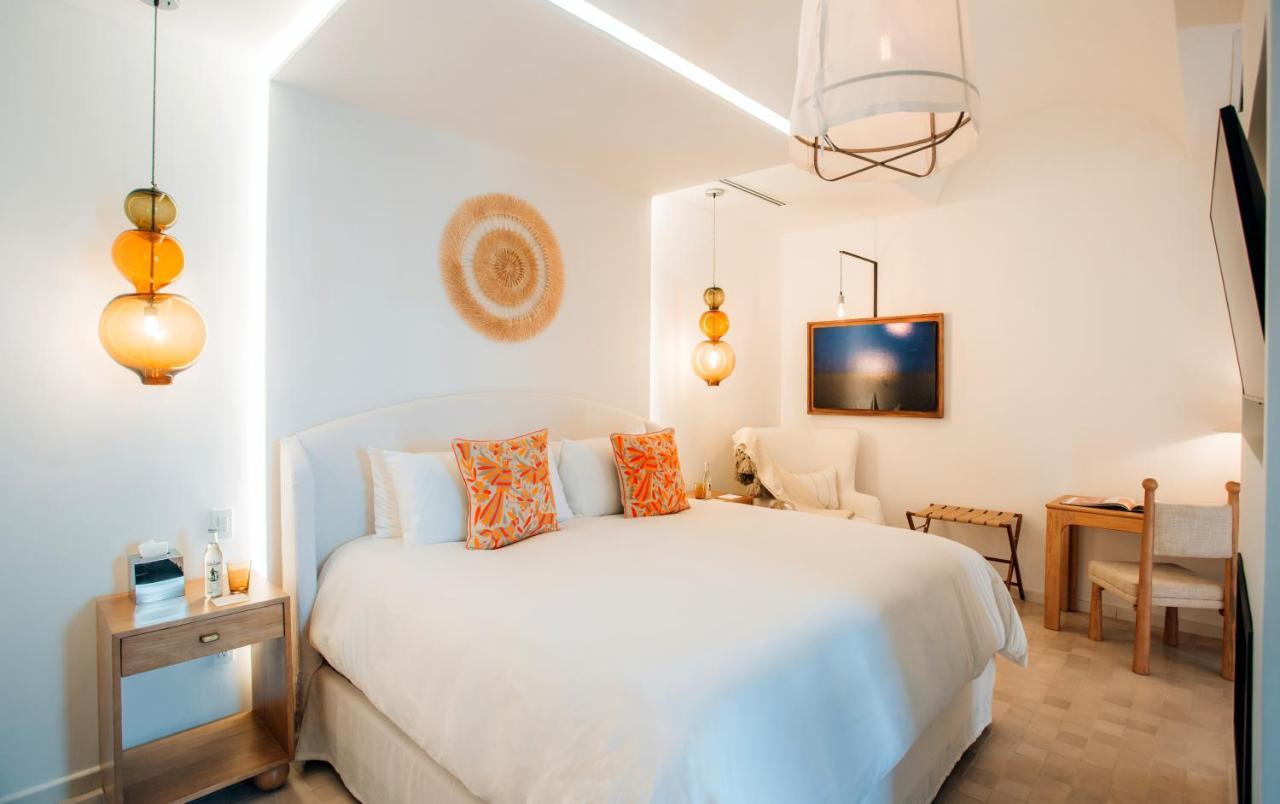 Suite King with bathtub