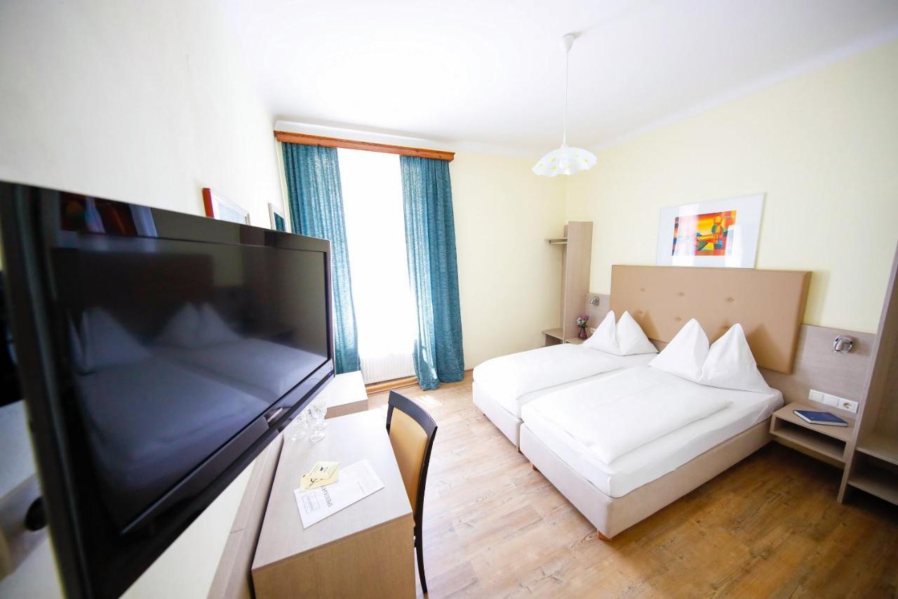 Last Minute Room,832078526:JPEG